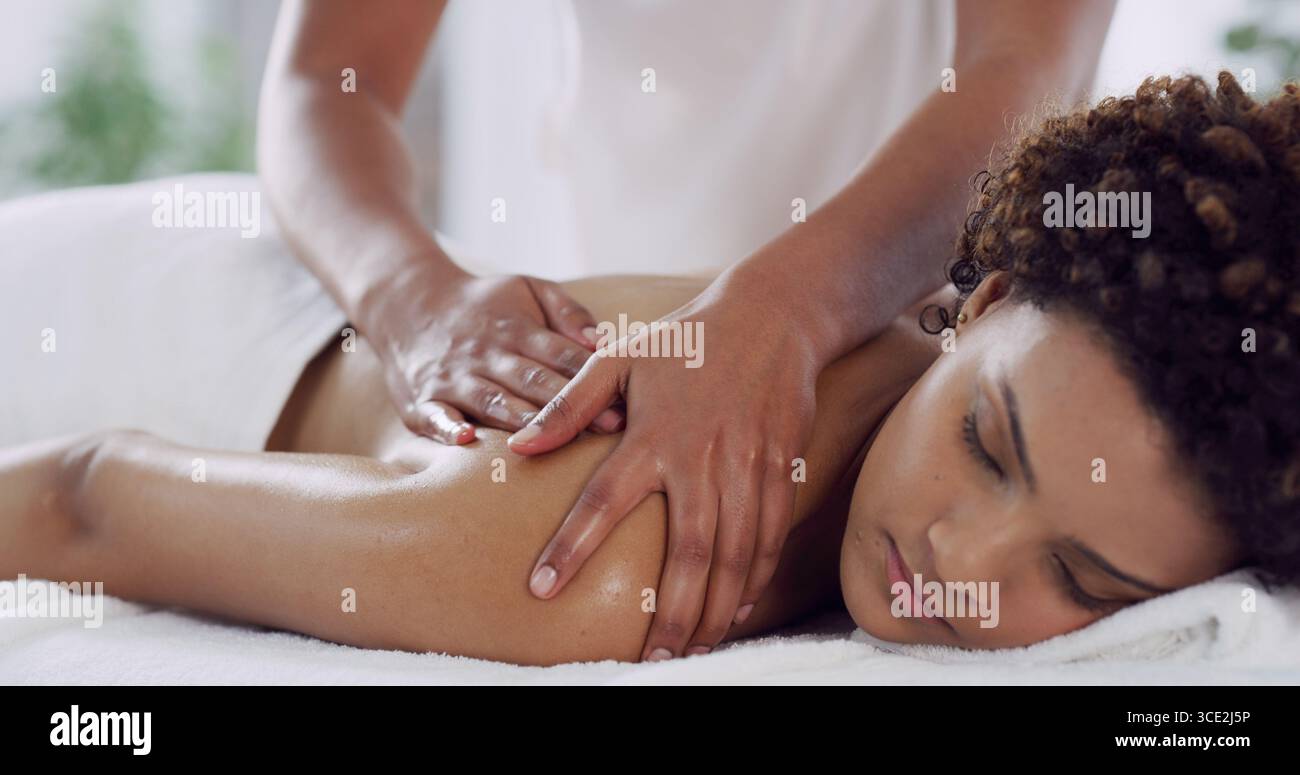 Massage des mains, de la femme et des épaules avec de l'huile au spa pour soulager la douleur, récupérer les muscles et prendre soin de soi. Guérison de luxe, client calme et thérapeute de beauté à Banque D'Images