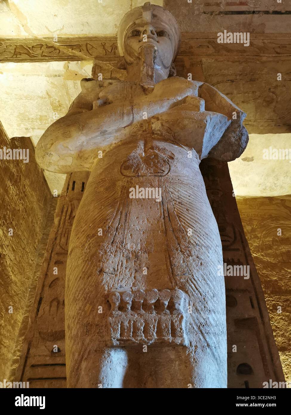 À l'intérieur du temple d'Abu Simbel. Vue de la salle hypostyle avec huit statues colossales piliers de Ramsès II. touristes inclus pour l'échelle. - Image de stock capturée avec un smartphone