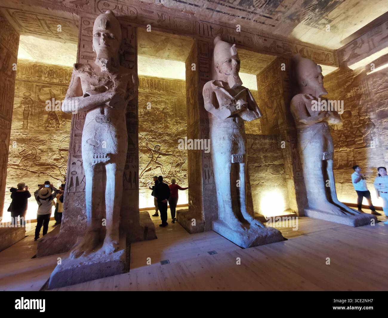 À l'intérieur du temple d'Abu Simbel. Vue de la salle hypostyle avec huit statues colossales piliers de Ramsès II. touristes inclus pour l'échelle. - Image de stock capturée avec un smartphone