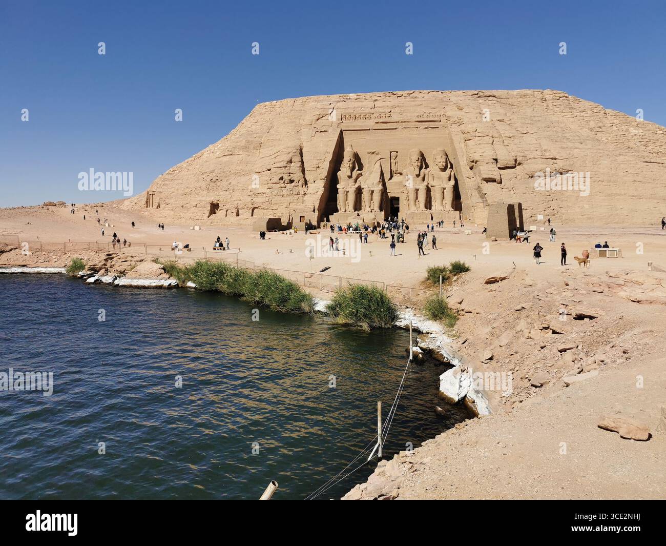 Temple de Ramsès II, Abu Simbel, Égypte. Statues anciennes taillées dans la roche, site de l'UNESCO, architecture pharaonique emblématique près du lac Nasser. - Image de stock capturée avec un smartphone
