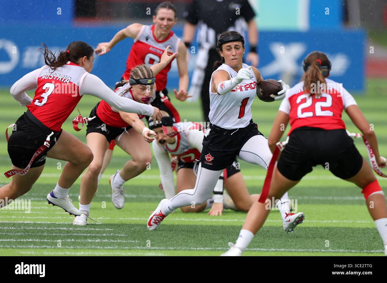 Chengdu, province chinoise du Sichuan. 15 août 2025. Clara Beaudoin (2e R) du Canada participe au match de la ronde préliminaire féminine du drapeau de football du Groupe A entre le Canada et l'Autriche aux Jeux mondiaux de 2025 à Chengdu, dans la province du Sichuan, dans le sud-ouest de la Chine, le 15 août 2025. Crédit : Chen Bin/Xinhua/Alamy Live News Banque D'Images