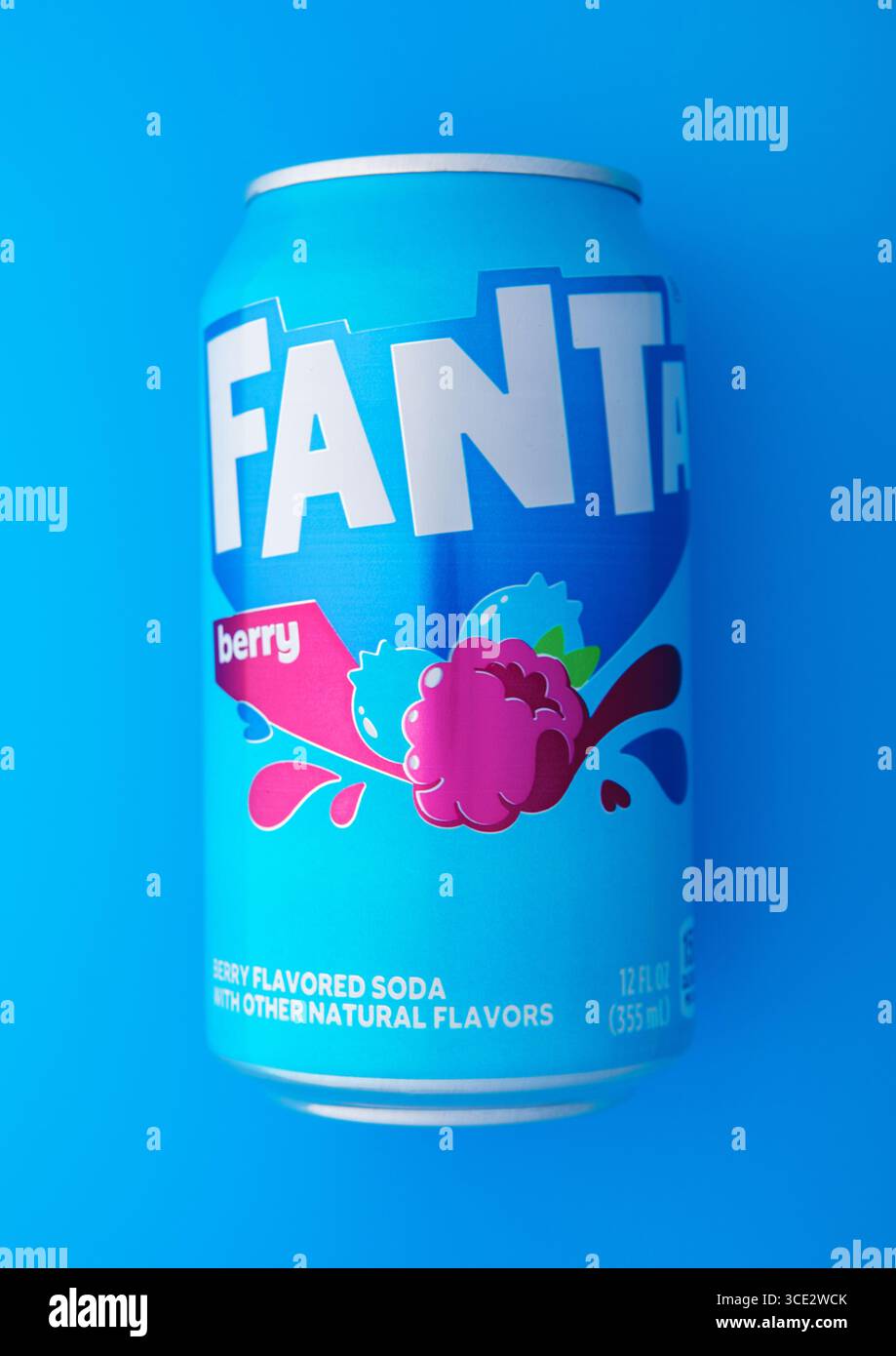 LONDRES, Royaume-Uni - 19 MAI 2025 : boisson gazeuse aromatisée aux baies Fanta sur bleu clair. Banque D'Images