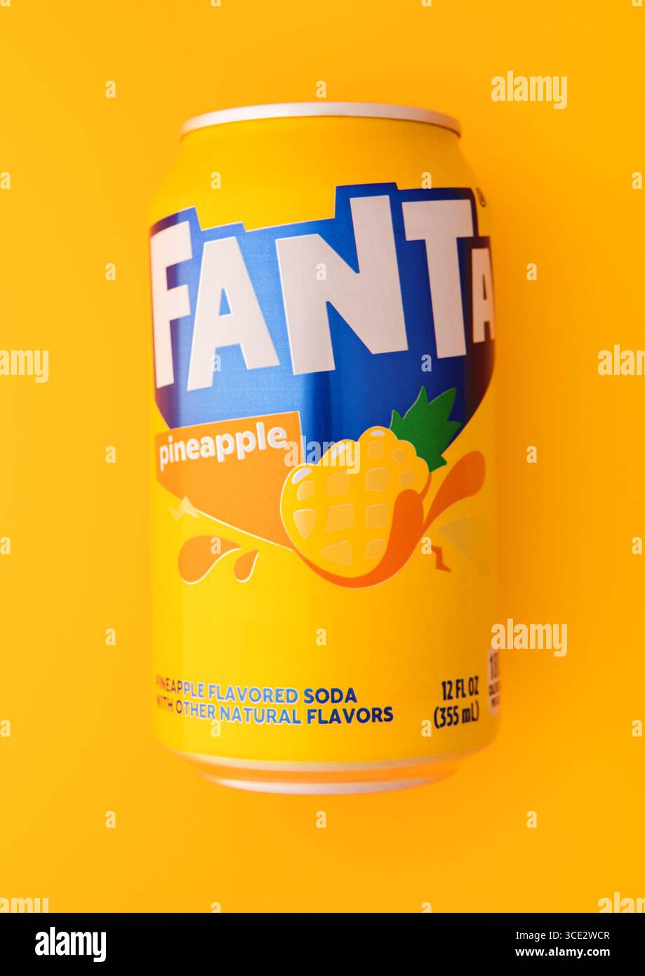LONDRES, Royaume-Uni - 29 MAI 2025 : boisson gazeuse Fanta soda avec ananas sur jaune. Banque D'Images