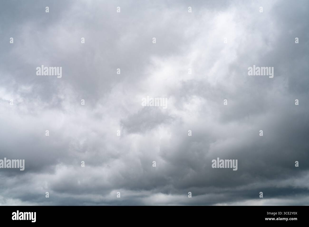 Ciel couvert dramatique avec des nuages gris et blancs avant la tempête de la saison des pluies, fond de temps sombre et sombre. Climat, météorologie et atmosphère Banque D'Images
