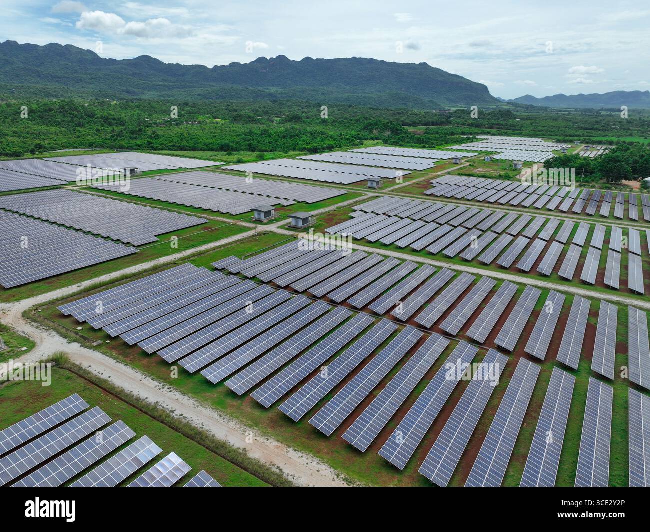 Vue aérienne de la ferme solaire. Énergie renouvelable durable et technologie photovoltaïque moderne pour une production d’électricité écologique. Statio d'énergie solaire Banque D'Images
