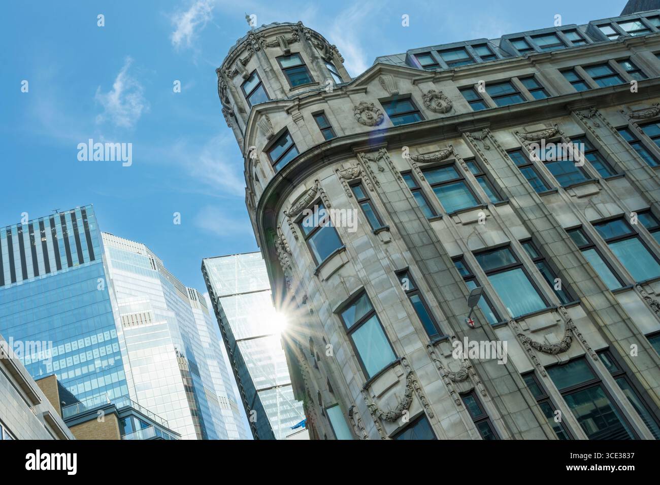 Londres, Angleterre - la vue de Fenchurch Street vers Lime Street dans le centre de Londres, montrant l'architecture moderne et ancienne. Banque D'Images