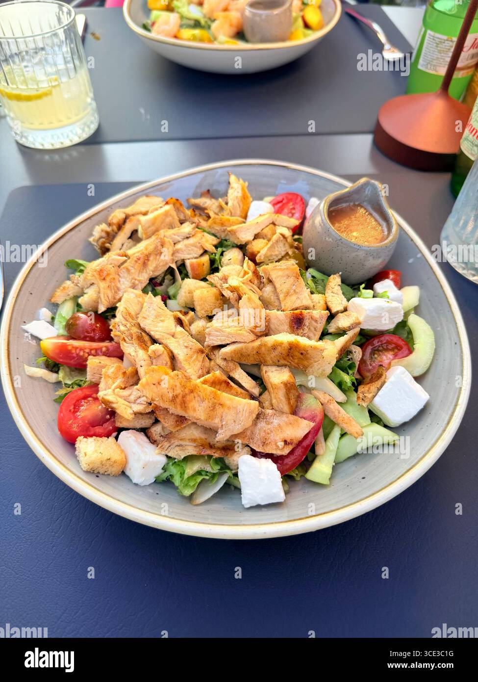 Salade Chiken, dîner d'été, coucher de soleil, plage - Image de stock capturée avec un smartphone