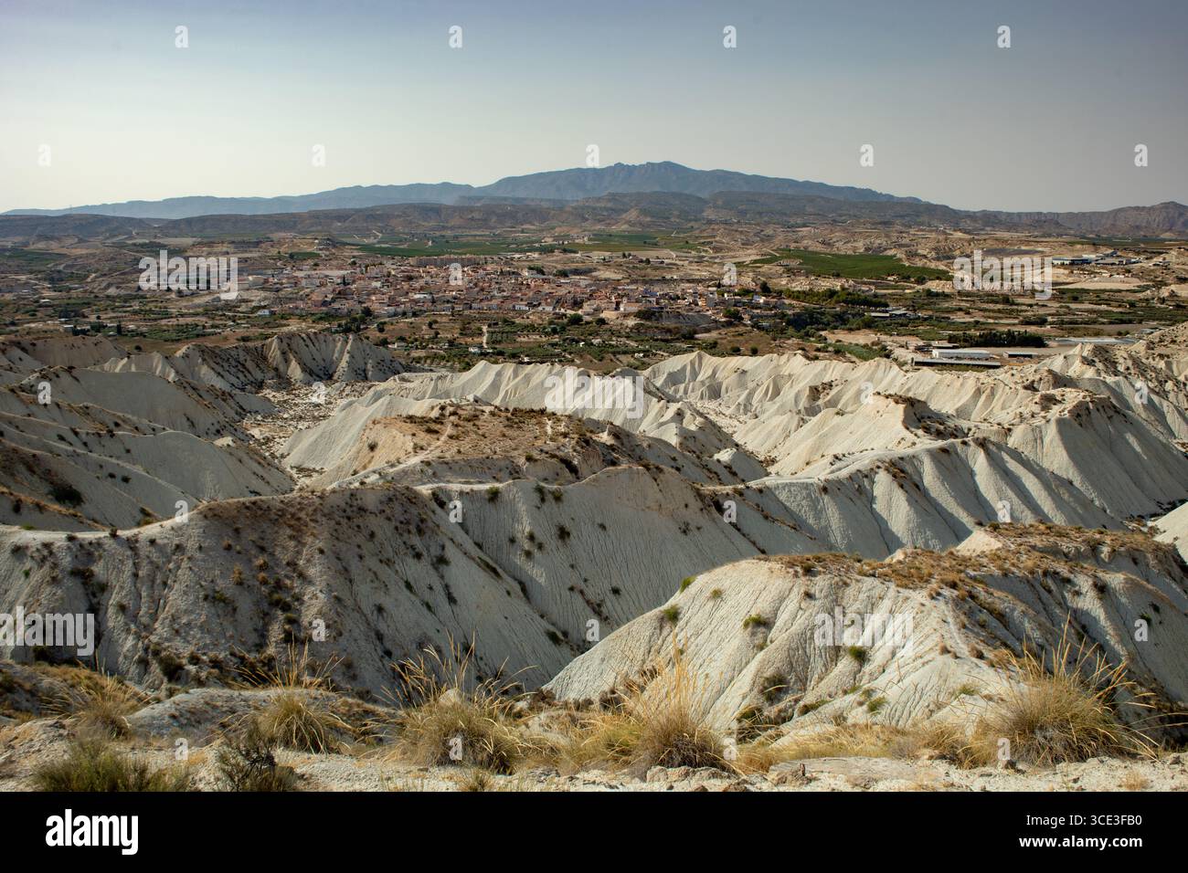 Vue panoramique de la ville de Campos del Rio, région de Murcie, Espagne, avec les badlands au premier plan Banque D'Images
