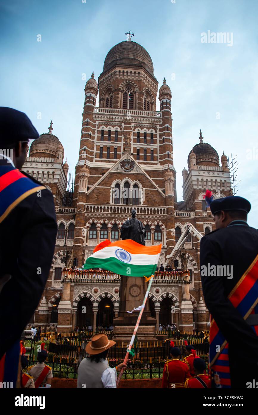 Drapeau national indien agitant lors d'une cérémonie devant l'emblématique bâtiment de la Brihanmumbai Municipal Corporation (BMC) à Mumbai. Banque D'Images