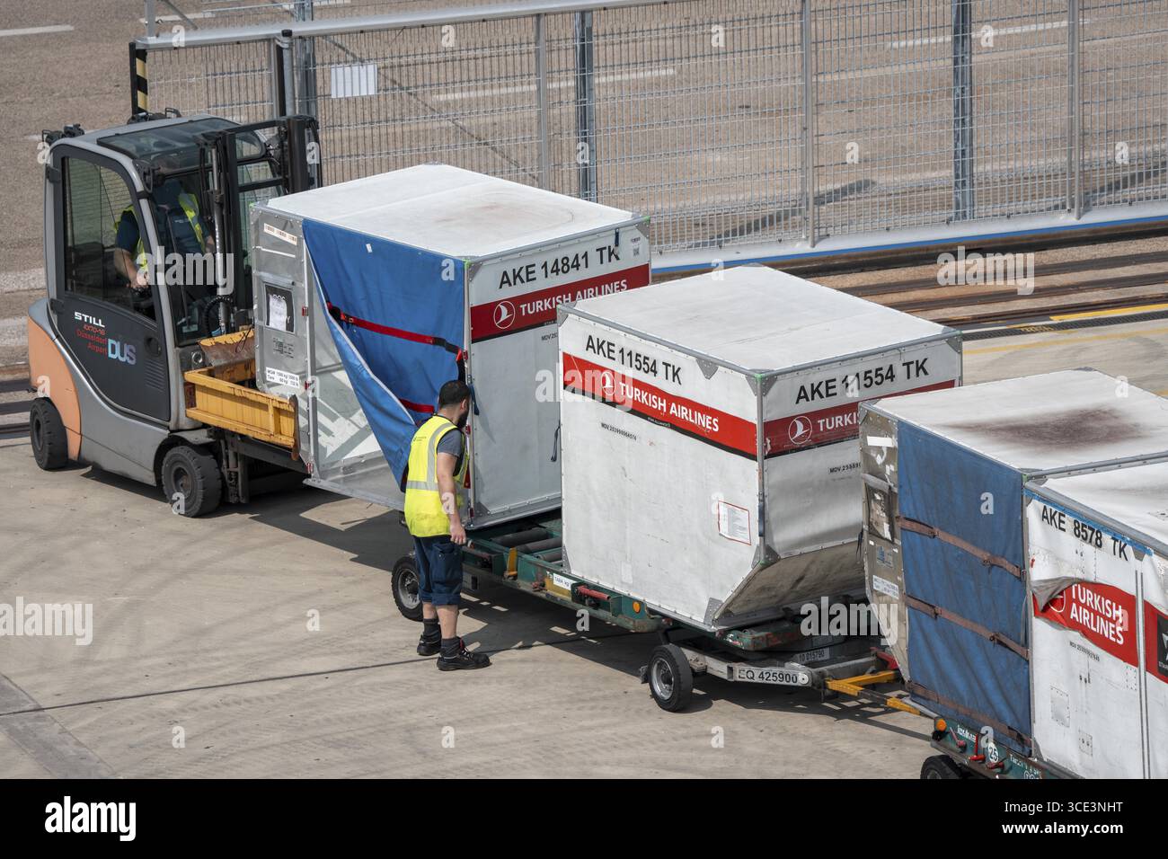 Aéroport de Duesseldorf, appareils de chargement unitaire, ULD, conteneurs pour bagages et fret pour avions à carrosserie étroite et large, bagages et fret sont pré-PA Banque D'Images