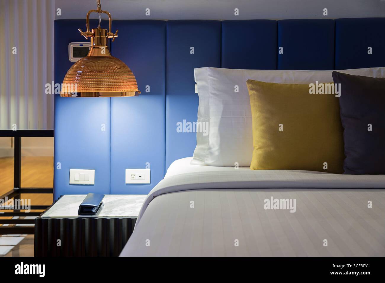 Lampe suspendue moderne avec interrupteurs sur la table d'appoint dans l'hôtel de chambre. Banque D'Images