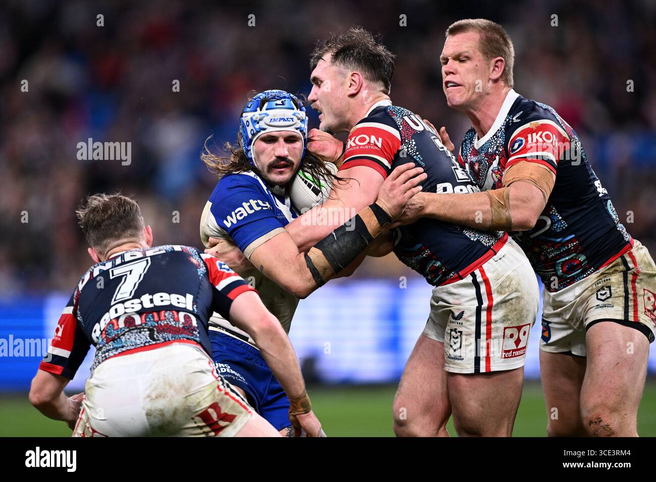 Sydney, Australie. 15 août 2025. Josh Curran des Bulldogs est attaqué par Sam Walker (à gauche) Angus Crichton et Lindsay Collins des Roosters lors du match de la NRL Round 24 entre les Sydney Roosters et les Canterbury-Bankstown Bulldogs au stade Allianz de Sydney, vendredi 15 août 2025. (AAP image/Dan Himbrechts) PAS D'ARCHIVAGE, USAGE ÉDITORIAL UNIQUEMENT crédit : Australian Associated Press/Alamy Live News Banque D'Images