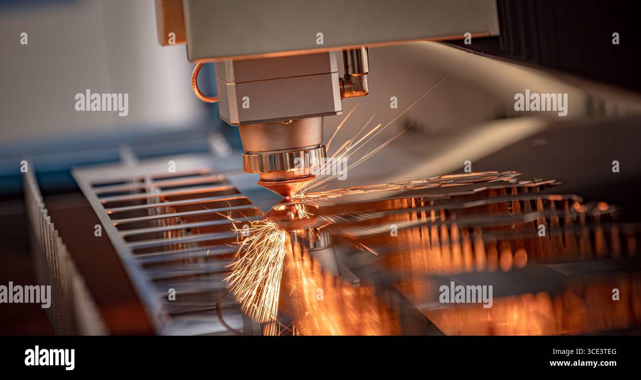 CNC découpe au laser du métal, technologie industrielle moderne fabrication de détails industriels. L'optique laser et la commande numérique par ordinateur (CNC) sont utilisées pour Banque D'Images