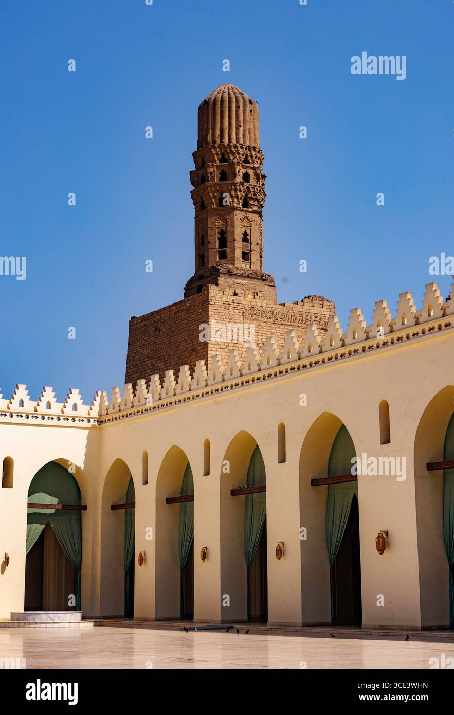 Vue sur la cour et le minaret de la mosquée fatimide du XIe siècle d'al Hakim, le Caire, Egypte Banque D'Images