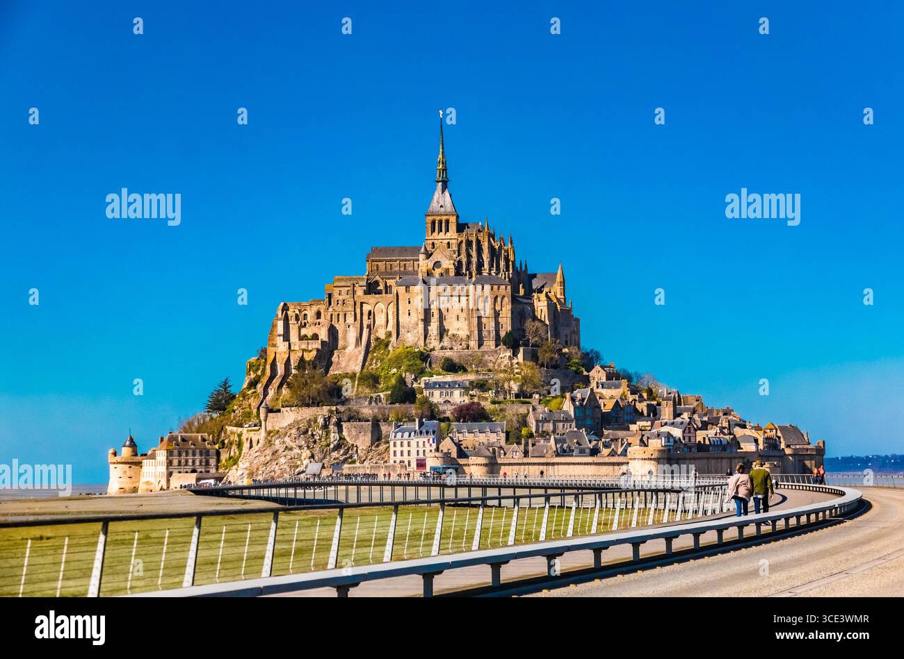 Superbe vue rapprochée sur la célèbre île à marée du Mont-Saint-Michel en Normandie avec le pont. Les visiteurs marchent sur le pont pour atteindre le... Banque D'Images Superbe vue rapprochée sur la célèbre île à marée du Mont-Saint-Michel en Normandie avec le pont. Les visiteurs marchent sur le pont pour atteindre le... Banque D'Images