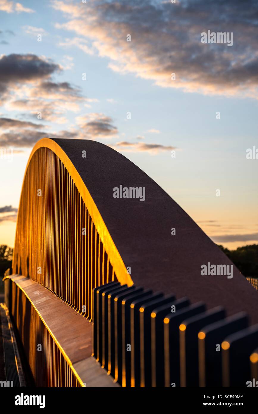 Pont avec des ombres au coucher du soleil, Queen Elizabeth Olympic Park à Stratford, London Borough of Newham, Londres, Angleterre, Royaume-Uni Banque D'Images
