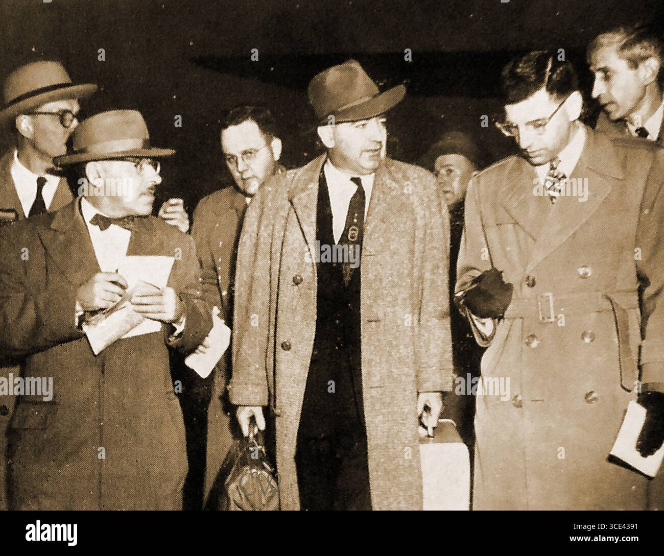 Le sénateur américain Joseph Raymond McCarthy (centre -1908-1957) revient d'une fête de chasse au Wisconsin. Il était un sénateur républicain américain du Wisconsin qui a servi de 1947 jusqu'à sa mort en 1957 et est devenu célèbre pour sa « chasse aux sorcières communiste » politique et « maccarthysme » - surnom était Tail-Gunner Joe --- Сенатор США Джозеф Рэймонд Маккарти (в центре, 1908–1957) возвращается с охоты. Он был сенатором США от республиканской партии от Висконсина. Он прославился своей политической « охотой на ведьм » и « маккартизмом ». его прозвище было « Джо-стрелок из хвоста ». Banque D'Images