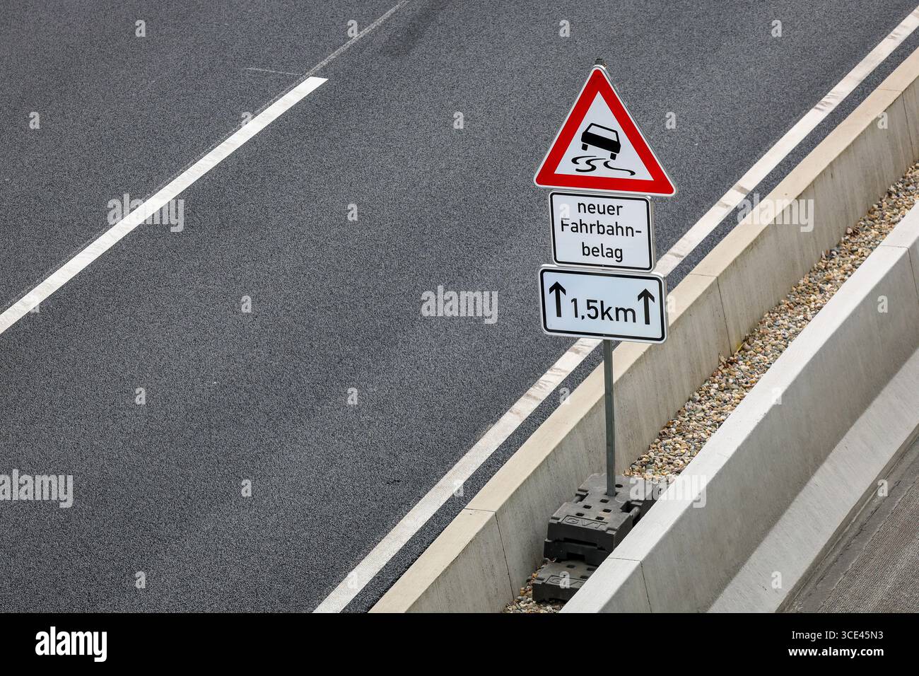 Essen, Rhénanie-du-Nord-Westphalie, Allemagne – signalisation routière LA NOUVELLE SURFACE ROUTIÈRE, la construction de routes, les finisseurs d'asphalte et les rouleaux routiers posent de nouveaux, à pores ouverts, l Banque D'Images