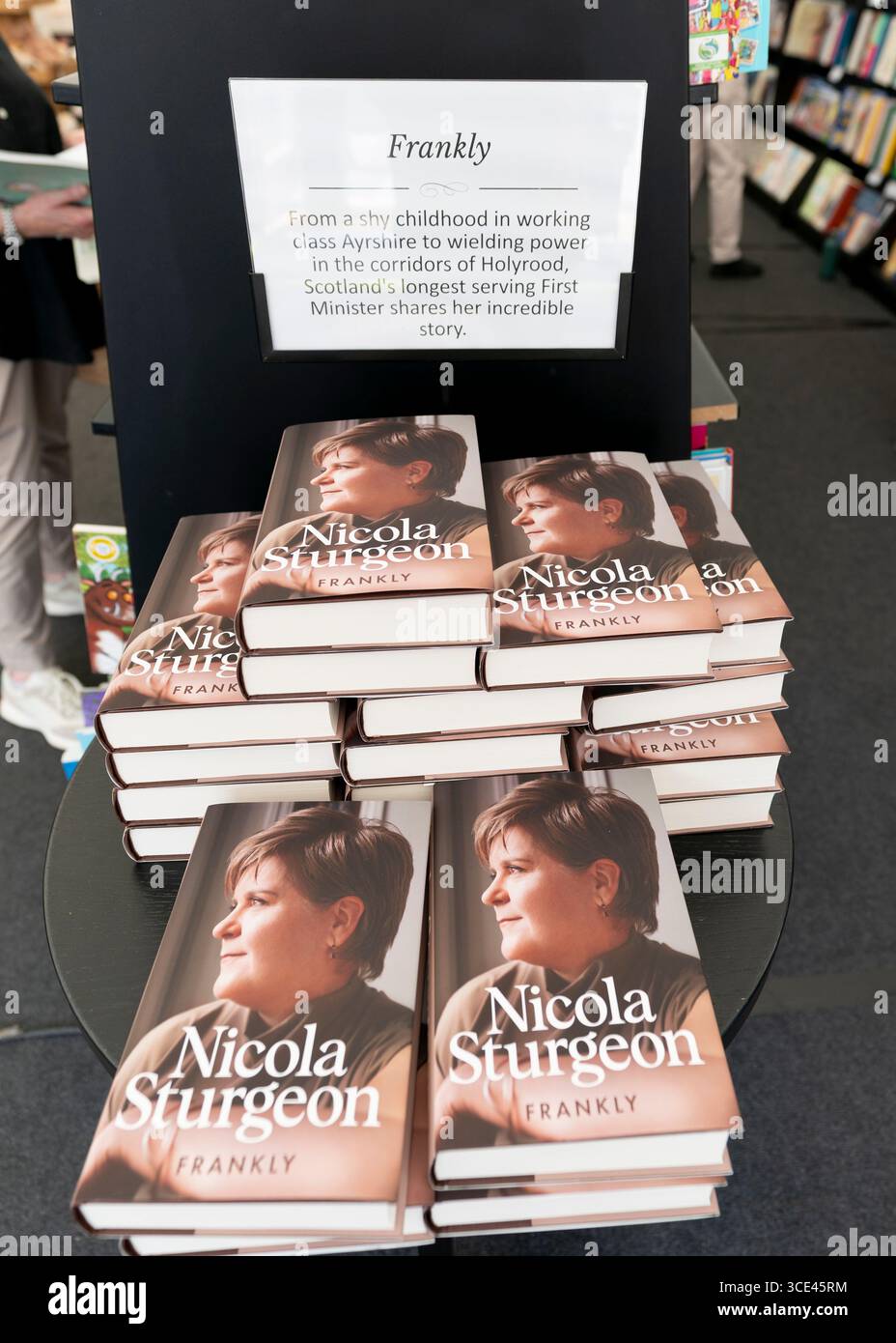 Copies des mémoires de Nicola Sturgeon présentées franchement à la boutique du Festival du livre d'Édimbourg, Écosse, Royaume-Uni Banque D'Images