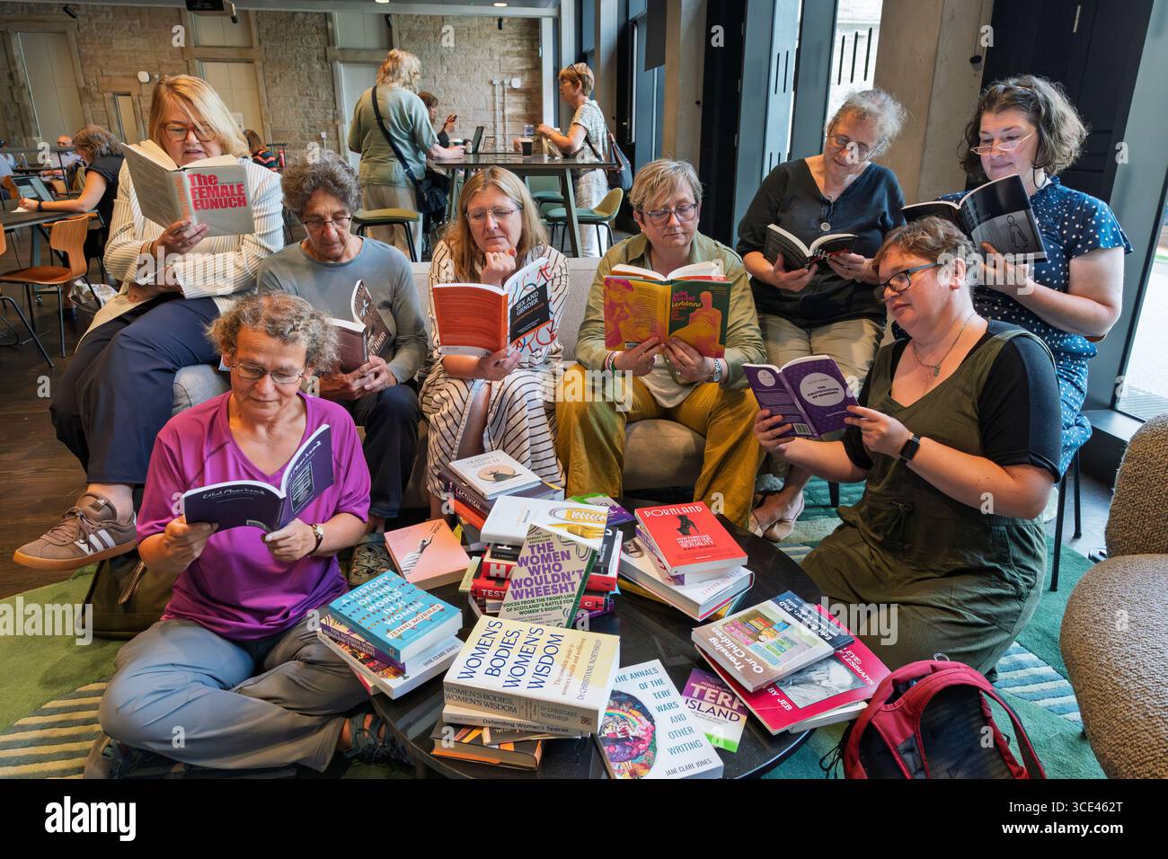 Groupe d’auteurs et d’activistes critiques sur le genre qui ont tous contribué à l’ouvrage The Women Who Would’t Wheesht au Festival du livre d’Édimbourg 2025, Édimbourg Banque D'Images
