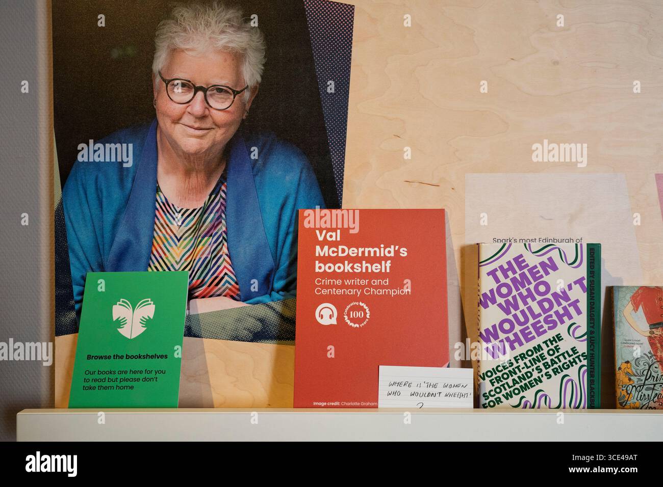 Le groupe de femmes pour les femmes Écosse place une copie du livre The Women Who Would't Wheesht, une collection d'essais par des auteurs critiques sur le genre, sur une étagère Banque D'Images