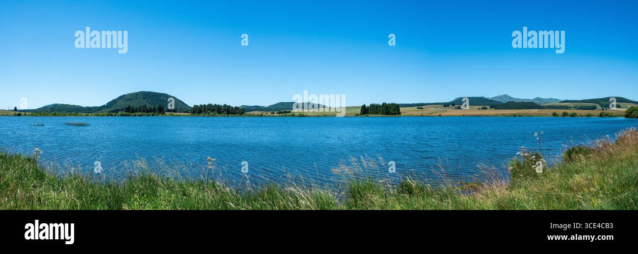 Lac de Bourdouze, Parc naturel régional des volcans d'Auvergne, Puy de Dôme, Auvergne-Rhône-Alpes . France Banque D'Images