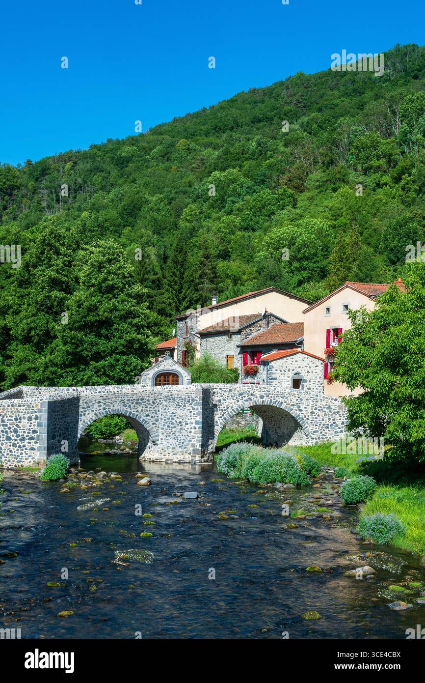 Pont en pierre sur le Pavin couze qui traverse le village de Saurier, Puy de Dome. Auvergne Rhône Alpes, France Banque D'Images