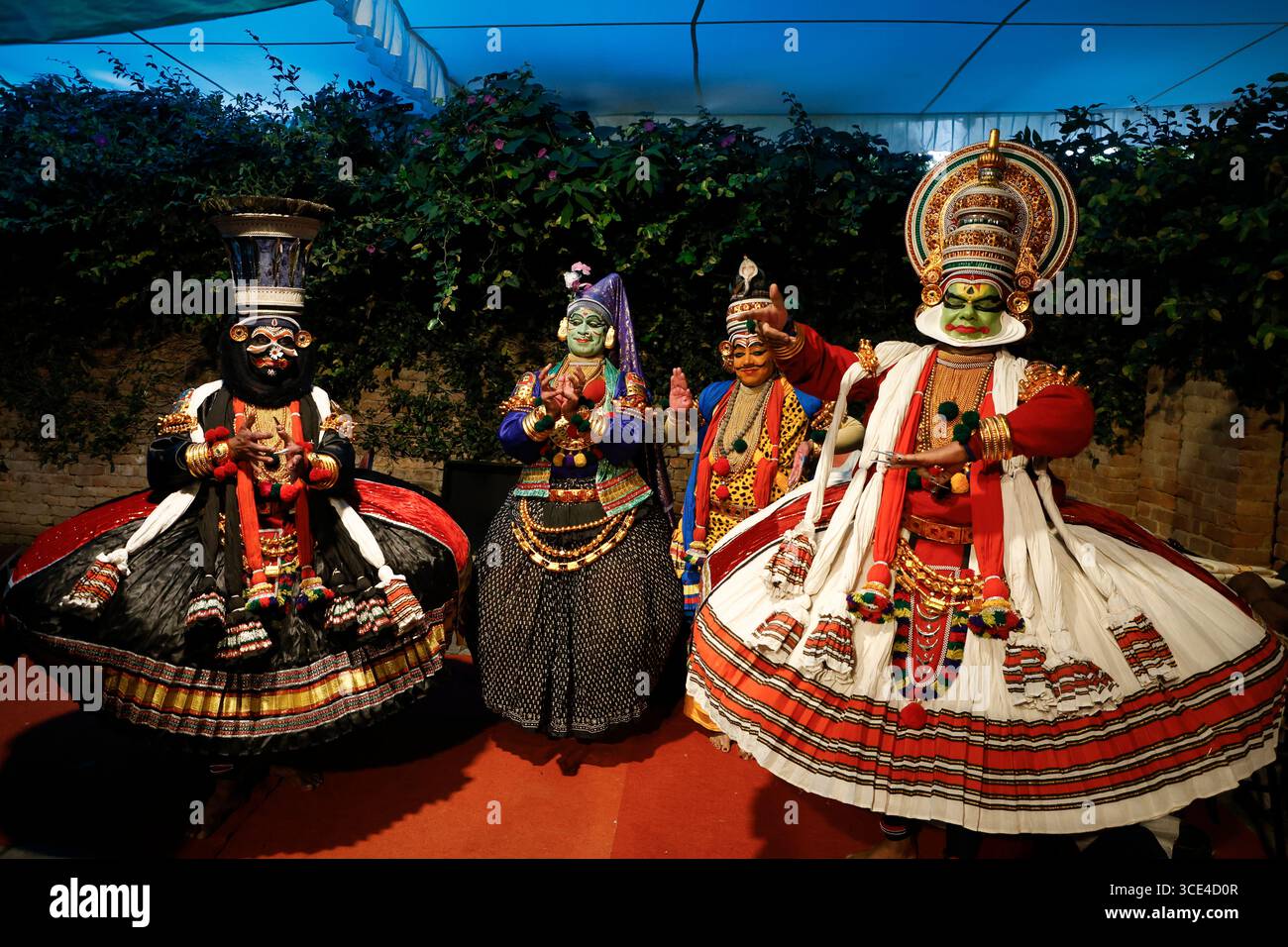 Lalitpur, Népal. 15 août 2025. Le 15 août 2025, à Lalitpur, Népal. L'artiste pose pour les photos dans les coulisses de la danse Kathakali, une tradition de danse-drame originaire du Kerala lors de la célébration de la 79e fête de l'indépendance de l'Inde au Patan Museum organisée par l'ambassade indienne au Népal. (Photo de Abhishek Maharjan/Sipa USA) crédit : Sipa USA/Alamy Live News Banque D'Images