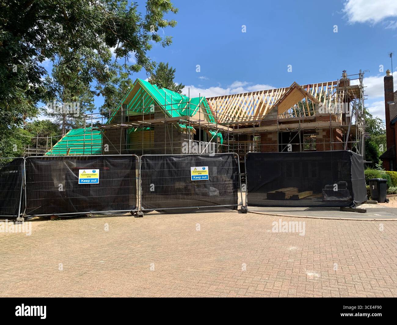 Construction d'une maison à Northampton Angleterre UK fabrication d'un type de propriété de type grande résidence détachée style de vie local Workmen place maison - Image de stock capturée avec un smartphone