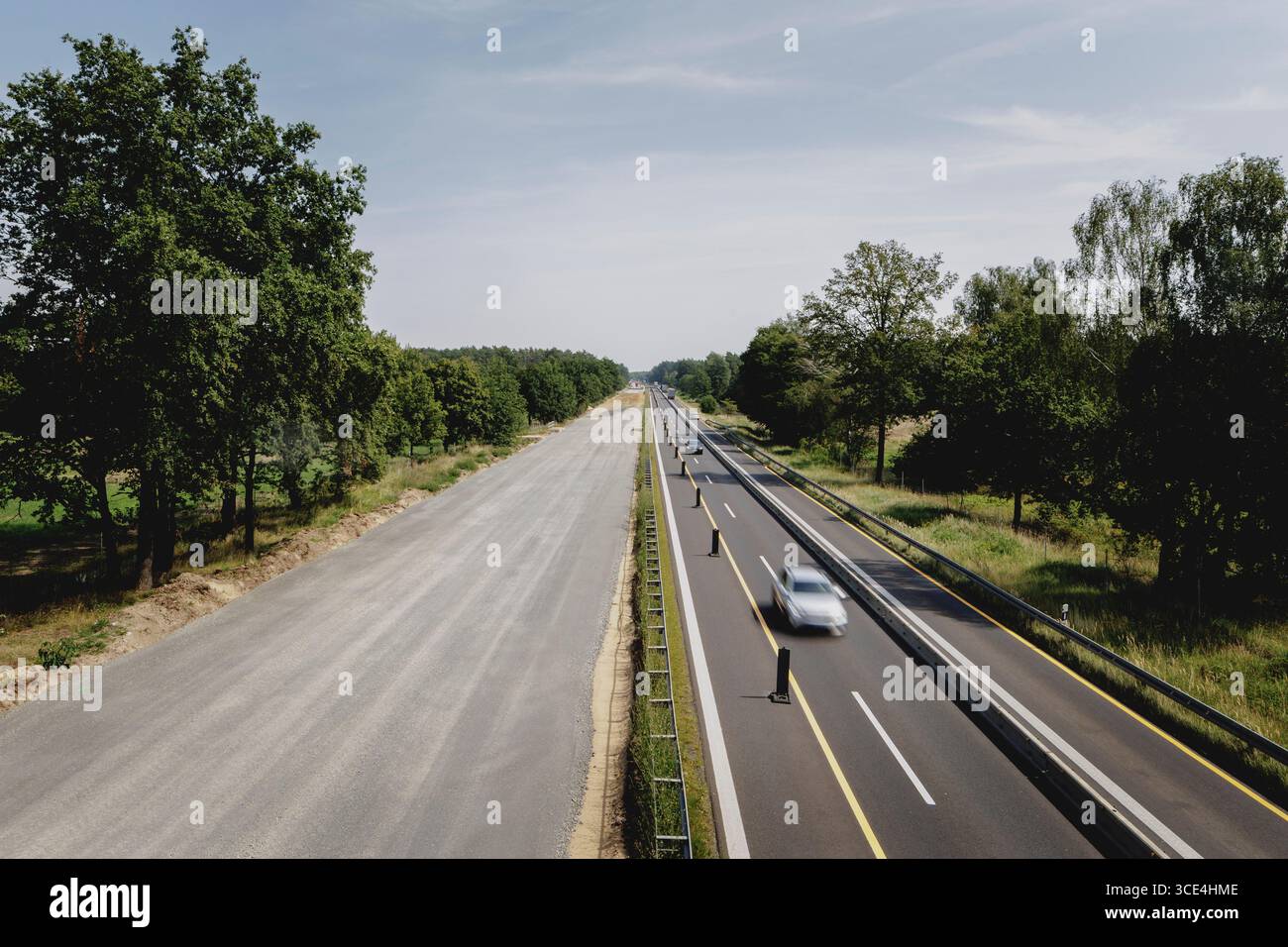 Rye Roses, Deutschland. 15 août 2025. Chantier de construction sur l'autoroute fédérale A15 près de Roggosen, 15 août 2025. Crédit : dpa/Alamy Live News Banque D'Images