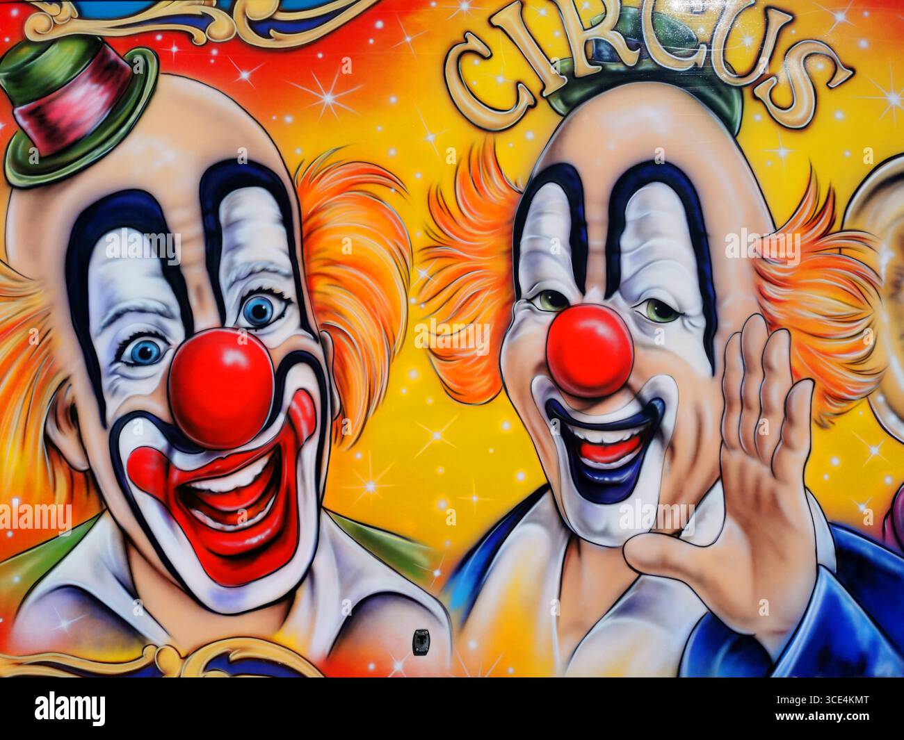 Deux clowns joyeux, l'un avec un chapeau vert et l'autre ondulant, sont représentés dans des couleurs vives sur un fond jaune, France - Image de stock capturée avec un smartphone