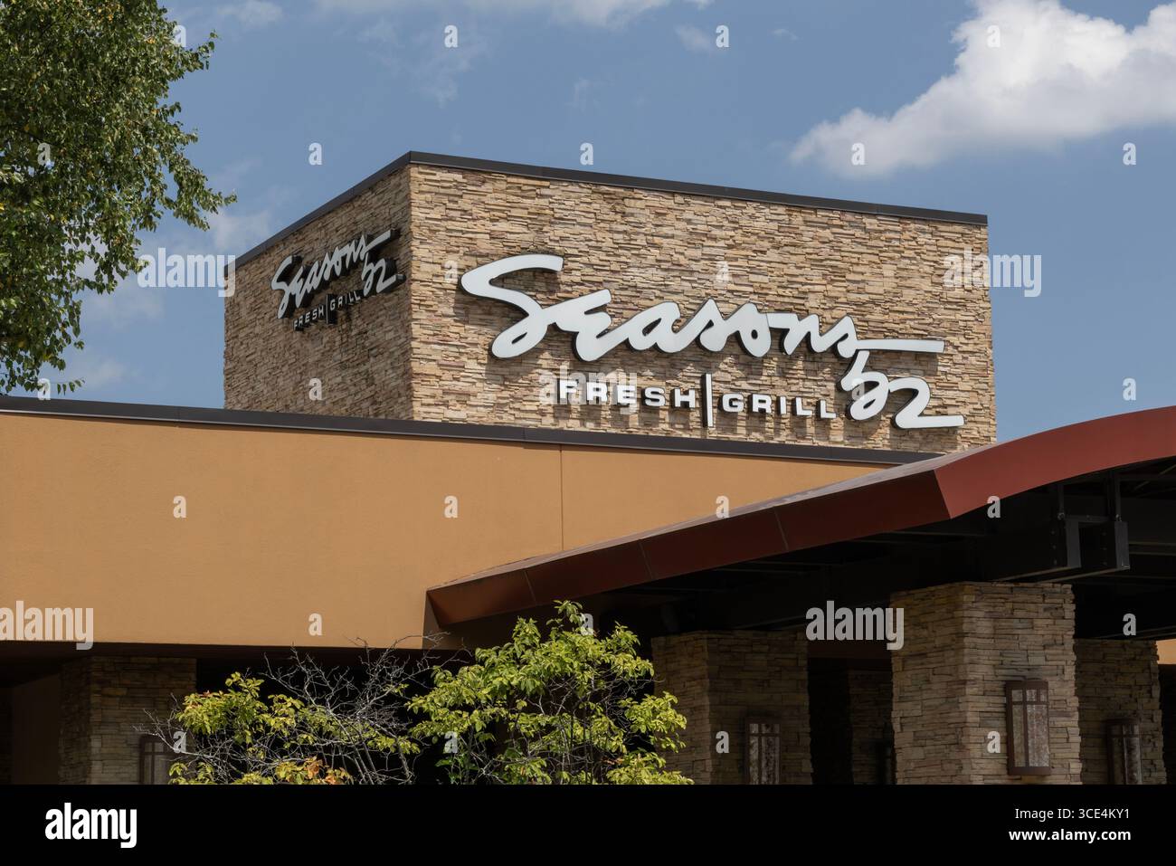 Indianapolis - 14 août 2025 : restaurant Seasons 52 Fresh Grill and Wine Bar. Seasons 52 est une division de Darden restaurants. Banque D'Images Indianapolis - 14 août 2025 : restaurant Seasons 52 Fresh Grill and Wine Bar. Seasons 52 est une division de Darden restaurants. Banque D'Images