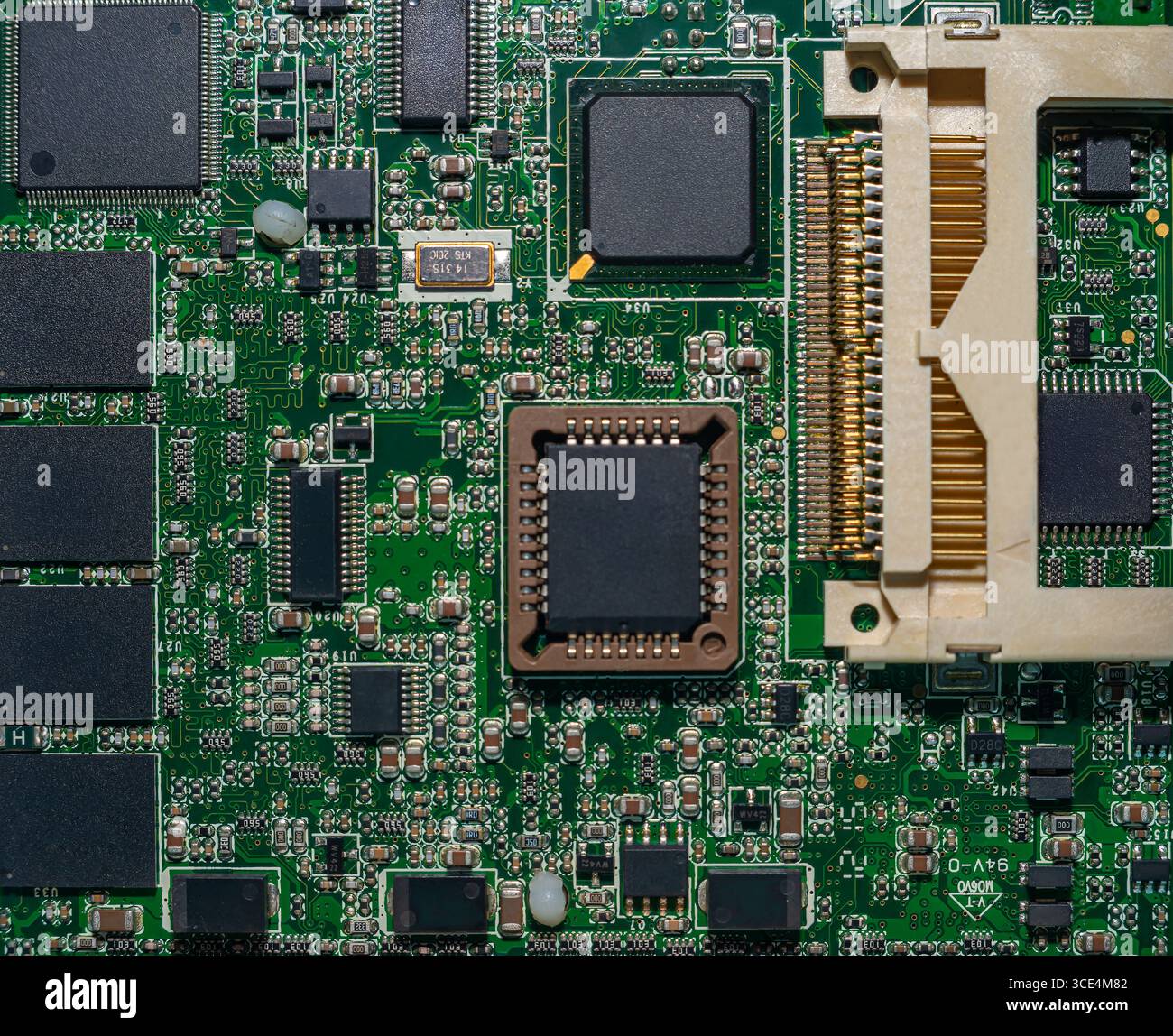 Les détails d'une carte de circuit imprimé révèlent diverses puces et connexions, mettant en évidence la conception et l'ingénierie technologiques modernes. Banque D'Images