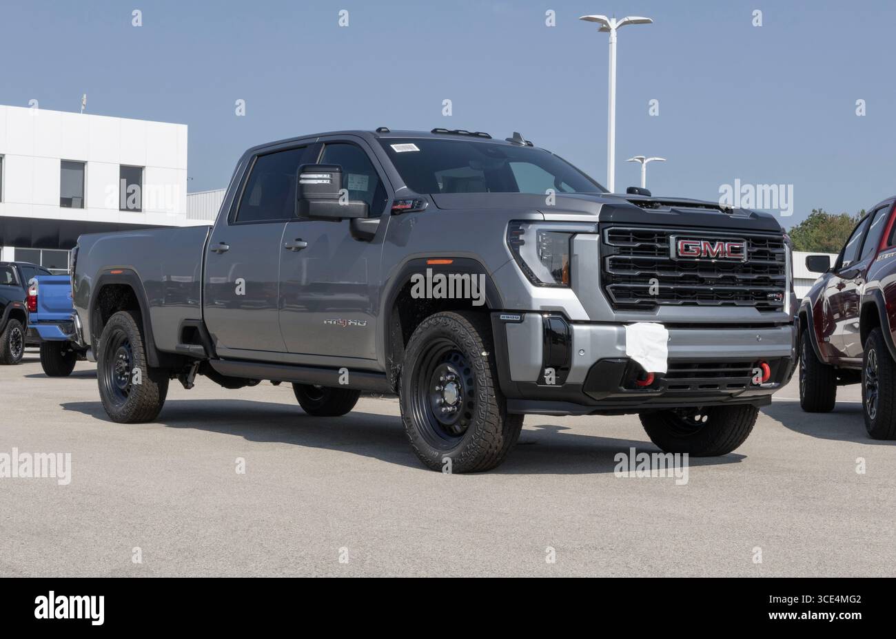 Indianapolis - 14 août 2025 : présentoir AT4 du Sierra 2500 4WD à cabine multiplace de GMC. GMC offre le Sierra 2500 avec un moteur V8 turbo-diesel Duramax de 6,6 L. MY :20 Banque D'Images