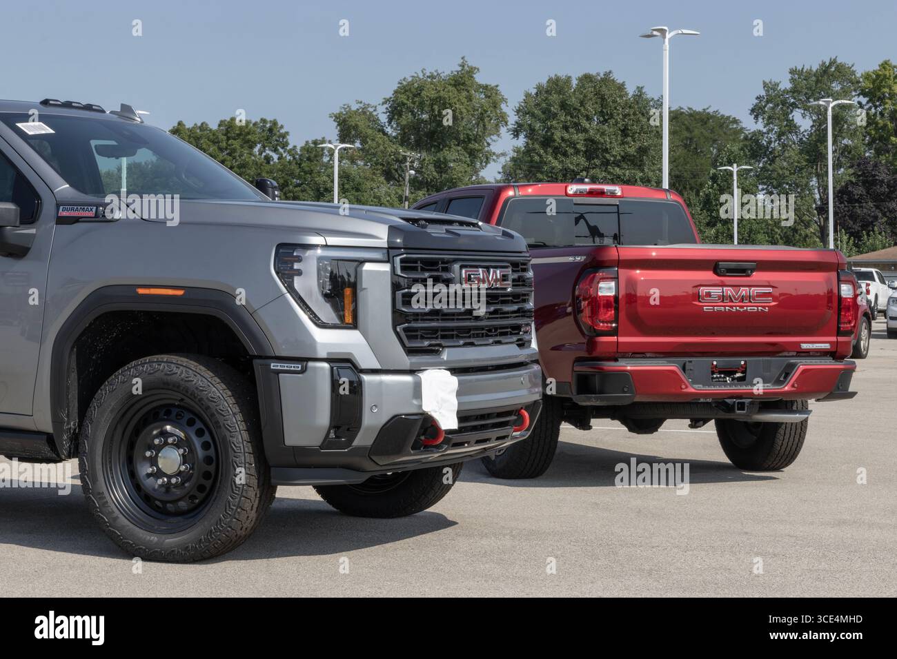 Indianapolis - 14 août 2025 : les pick-up Sierra 2500 AT4 et Canyon Elevation de GMC de grande et moyenne taille sont en préparation chez le concessionnaire. GMC offre des pick-up pour le transport ou de Banque D'Images