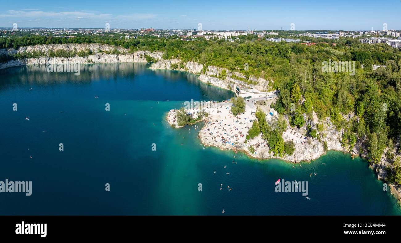 Zakrzówek, Cracovie, Pologne. Plage, baignade et aire de pagayage. Lac Zakrzowek avec des falaises abruptes de carrière de calcaire inondée. Lieu de loisirs public. Banque D'Images