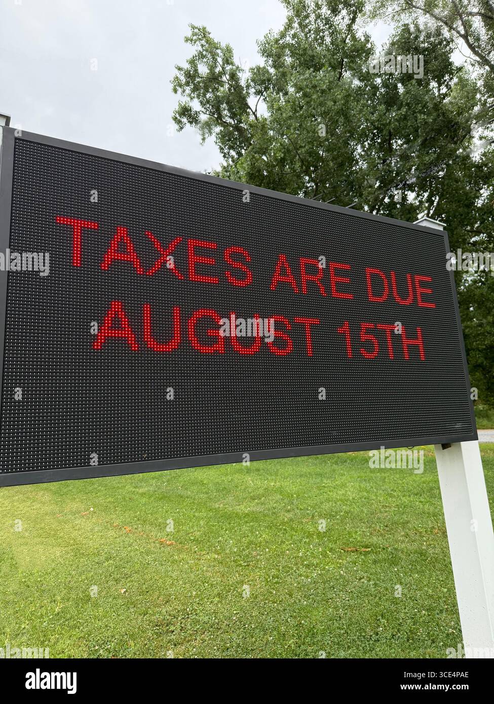 Un panneau électrique qui dit taxes dues le 15 août. Banque D'Images