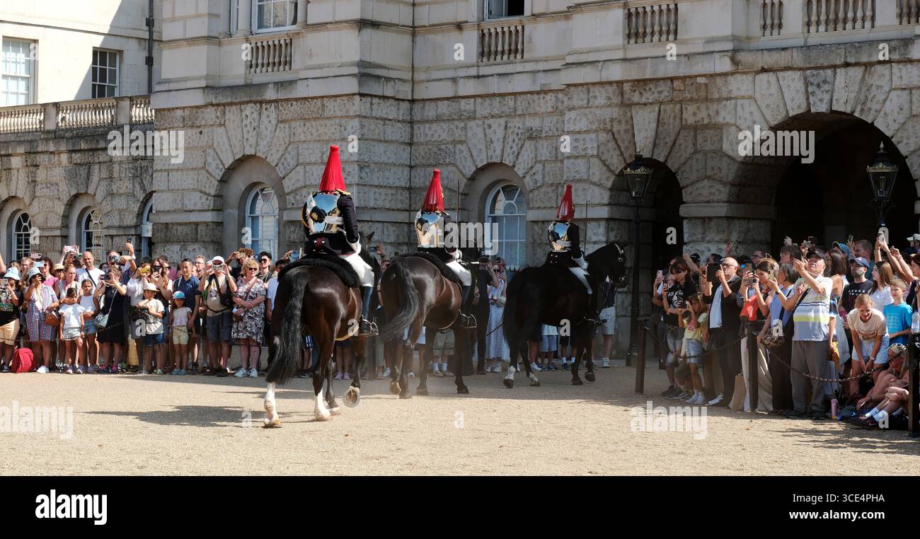 Le King's Life Guard lors de la cérémonie de changement de la garde de vie, Horse Guards Parade pendant une période de temps chaud à Londres. Banque D'Images