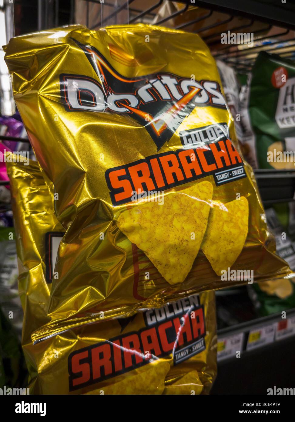 Une exposition de chips Doritos Golden Sriracha de Pepsico dans le département des snacks savoureux d’un supermarché à New York le vendredi 25 juillet 2025. (© Richard B. Levine) Banque D'Images