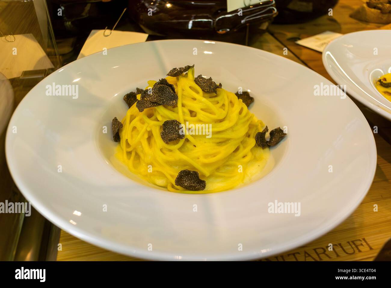 Florence, Italie, gros plan, intérieur, marché alimentaire public, restaurant Bistro italien, Mercato centrale Firenze, champignons truffes, assiette de pâtes Banque D'Images