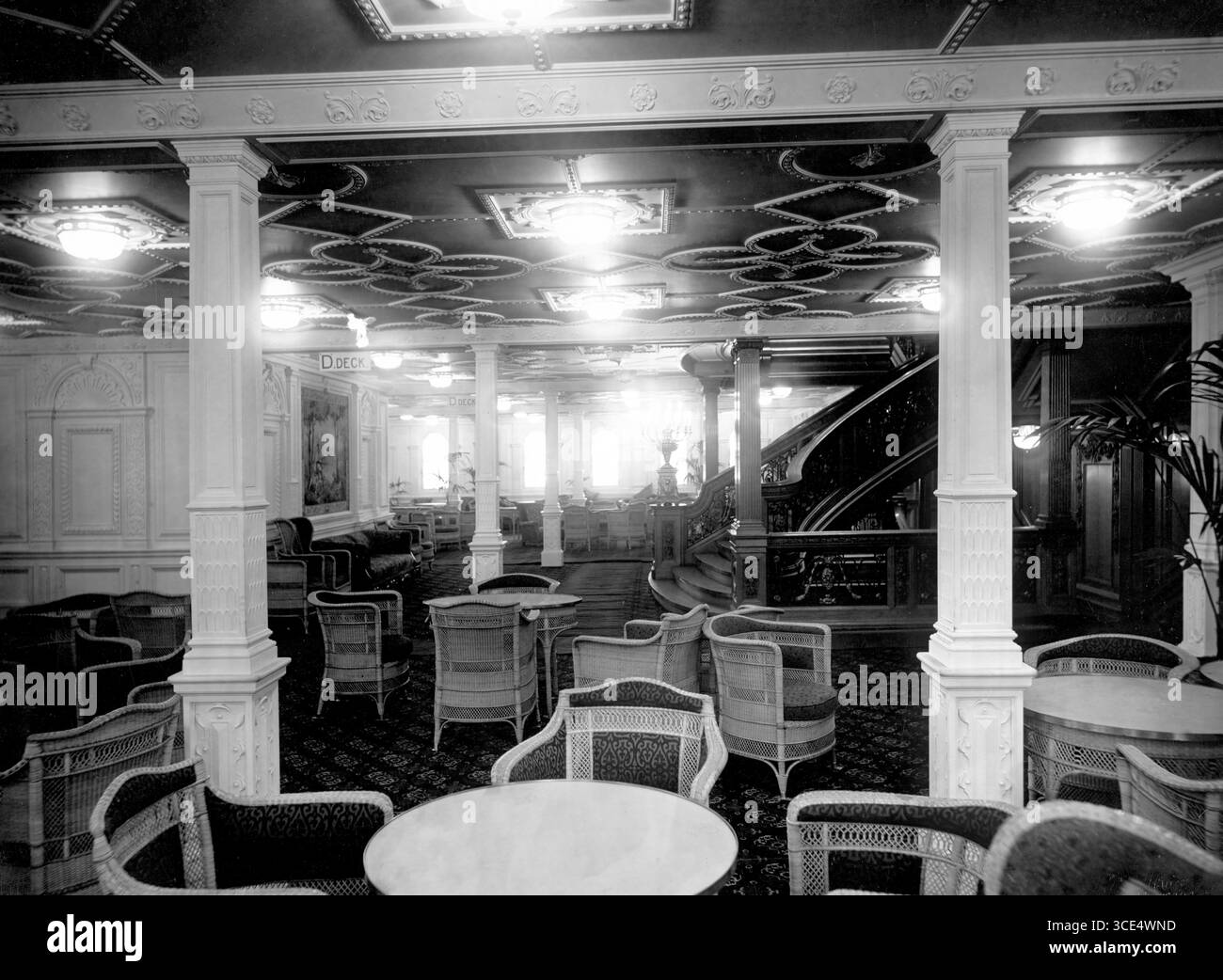 RMS Olympic. Photographie de l'intérieur du RMS Olympic, v. 1911, montrant la salle de réception. L'Olympic était identique à son navire jumeau, le Titanic. En raison d'un manque d'images intérieures du Titanic, les photographies de l'Olympique sont fréquemment utilisées à la place. Banque D'Images
