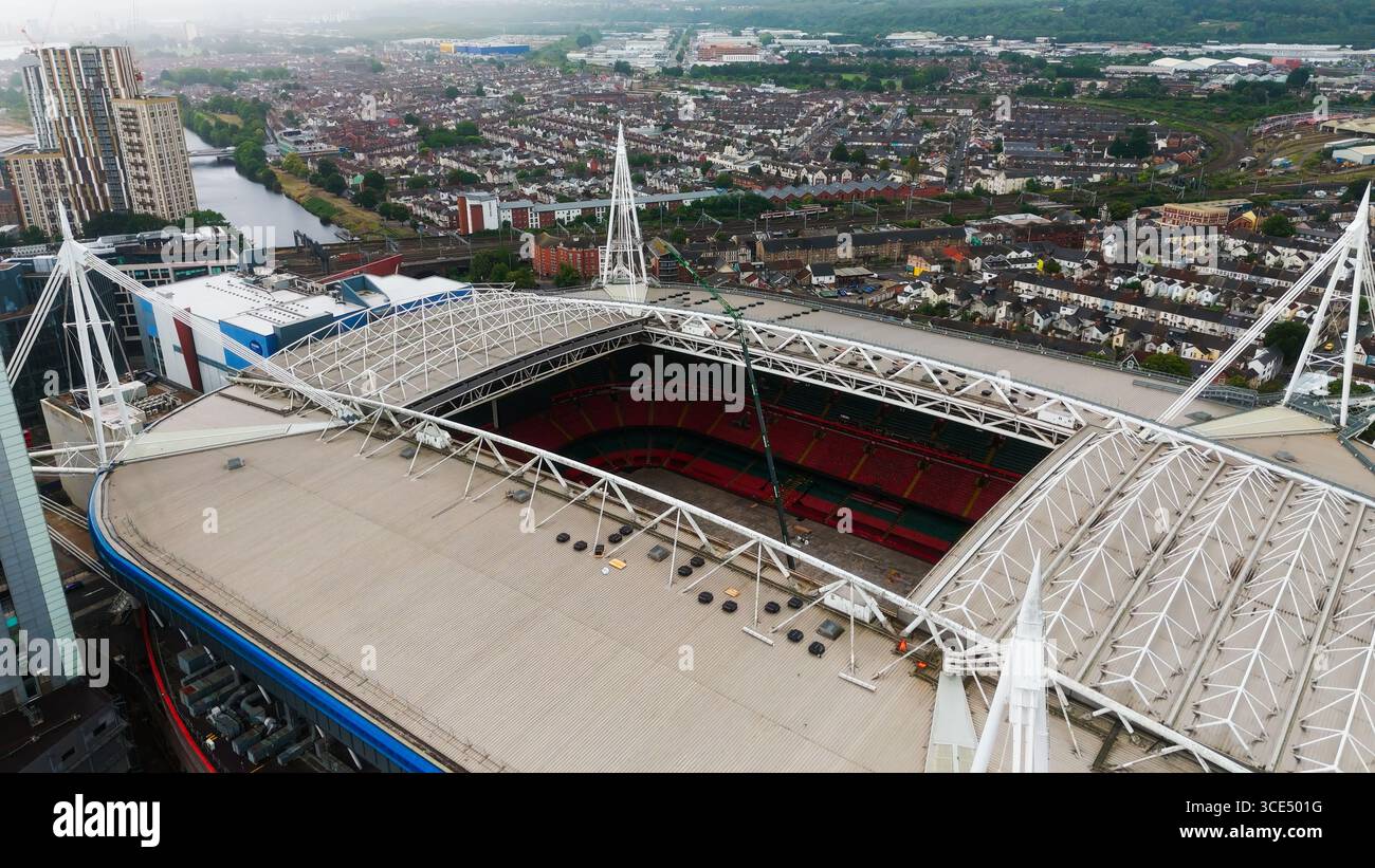CARDIFF, Royaume-Uni - 8 AOÛT 2025 - vue aérienne du Principality Stadium, stade du rugby gallois, mettant en valeur son architecture moderne et son cadre urbain Banque D'Images