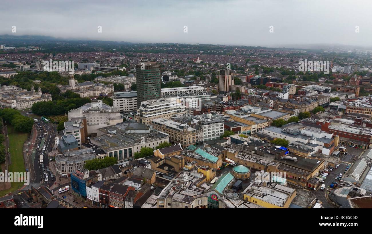 CARDIFF, Royaume-Uni - 8 AOÛT 2025 - vue aérienne du centre-ville de Cardiff en expansion vers la banlieue avec ciel nuageux Banque D'Images