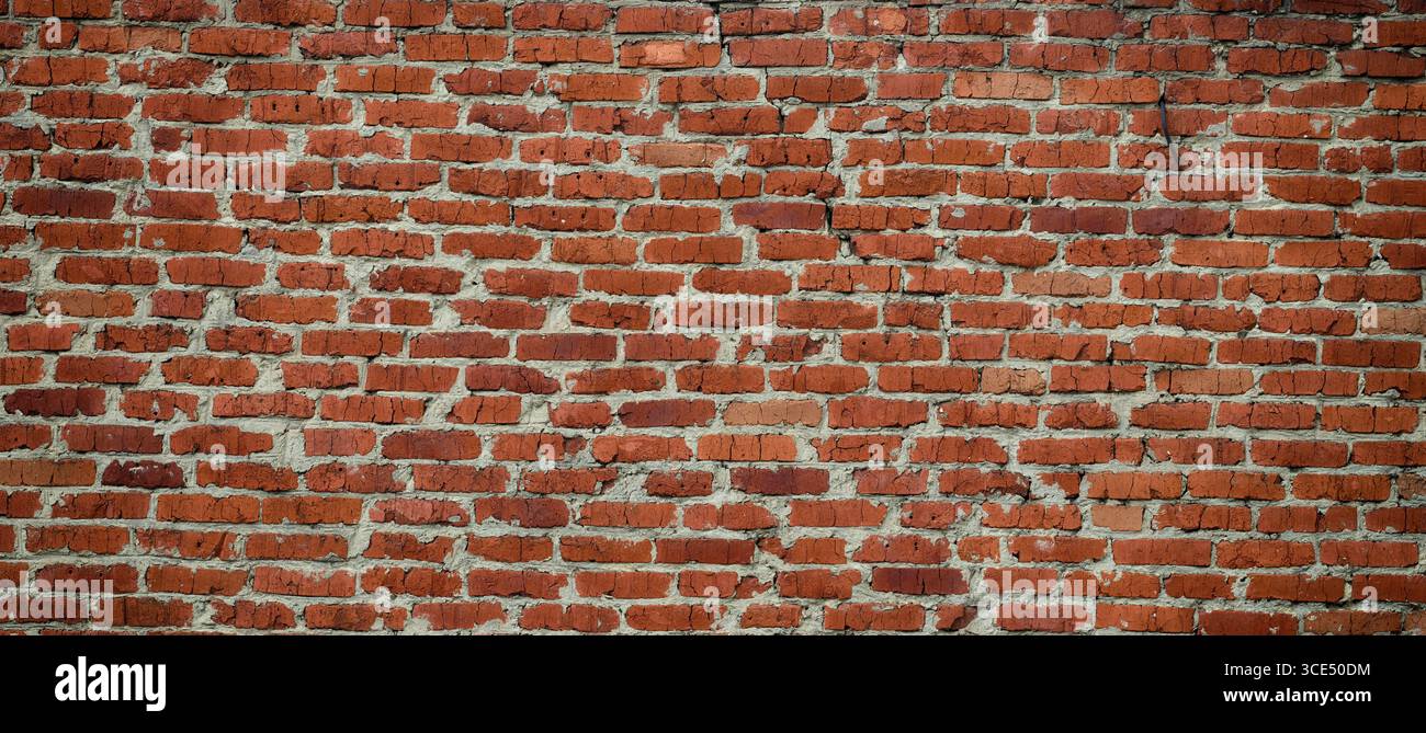 Un vieux fond de mur de briques rouges minable. Gros plan. Banque D'Images