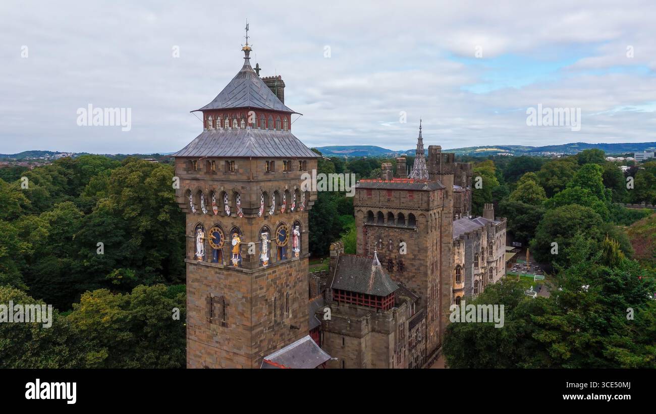 CARDIFF, Royaume-Uni - 8 AOÛT 2025 - vue aérienne de l'historique tour de l'horloge du château de Cardiff et du parc environnant à Cardiff, au pays de Galles Banque D'Images