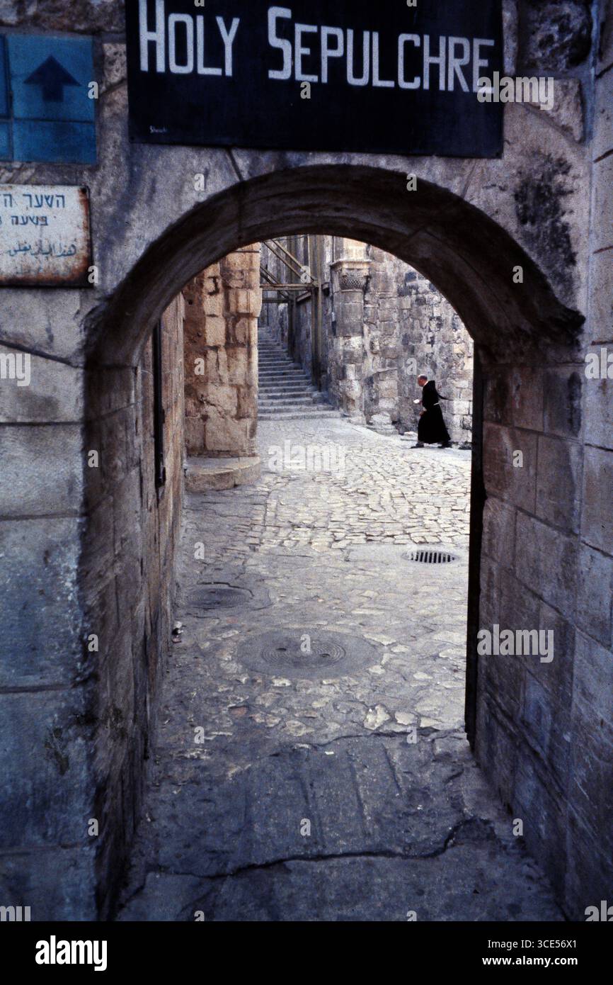 Vue intérieure de l'église du Saint-Sépulcre, à Jérusalem vers 1982. Banque D'Images