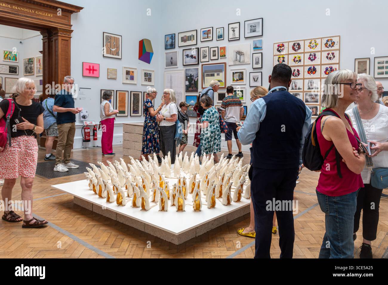14 août 2025. Les gens apprécient la dernière semaine de l'exposition d'été de la Royal Academy of Arts à Burlington House, Piccadilly, Londres, Angleterre, Royaume-Uni. Banque D'Images