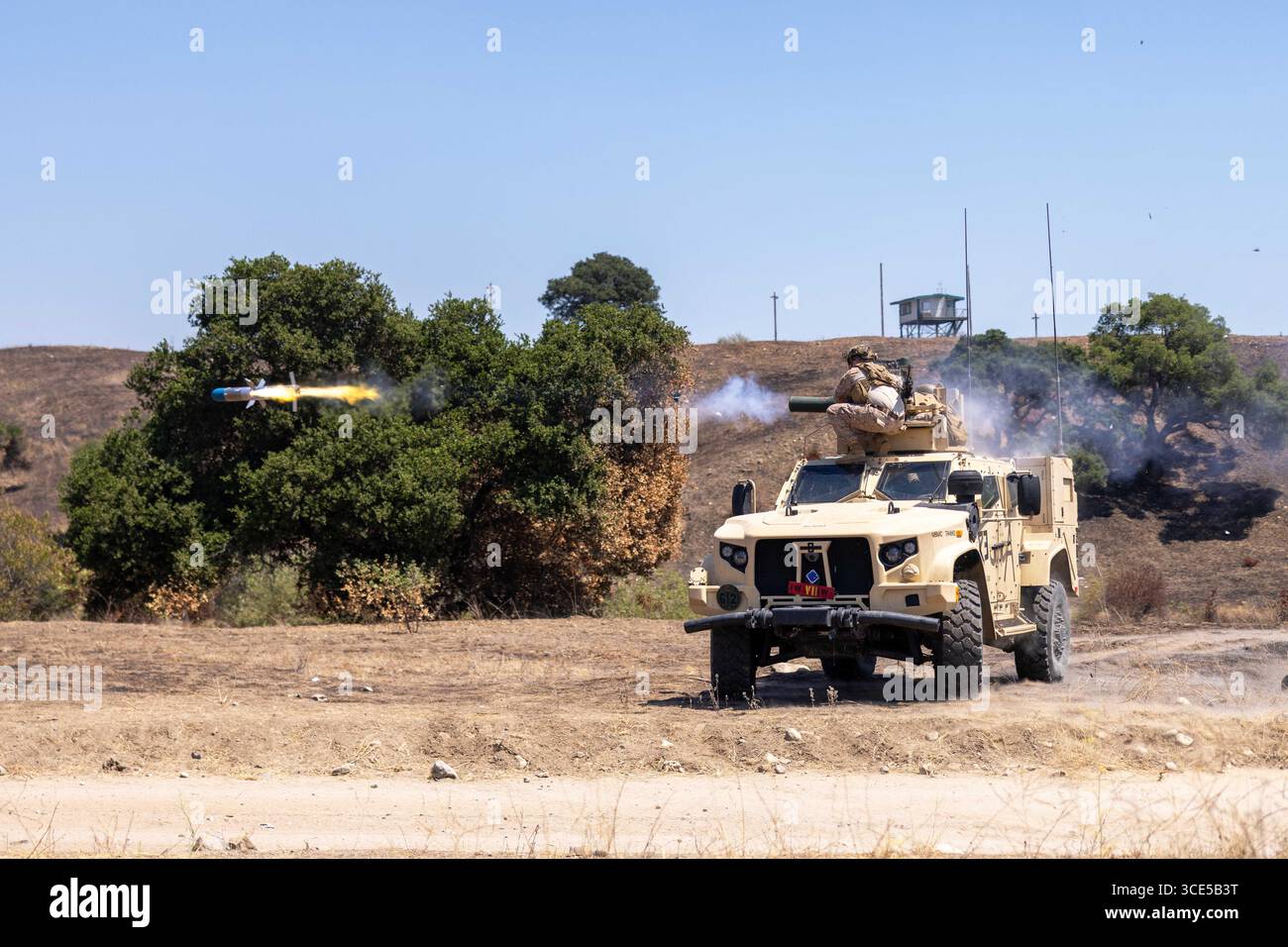 Camp Pendleton, Californie, États-Unis. 6 août 2025. Les Marines américains avec le 1er bataillon, le 1er régiment de Marines, la 1re division de Marines, tirent un système Saber M41A7 lors d'un exercice de bataillon sur le terrain au camp de base du corps des Marines Pendleton, en Californie, en août. 6, 2025. Le bataillon FEX a testé la prise de décision des Marines contre un ennemi pensant et a incorporé une partie de tir réel pour renforcer la létalité au combat et l'efficacité opérationnelle. (Crédit image : © US Marines/ZUMA Press Wire) USAGE ÉDITORIAL SEULEMENT ! Non destiné à UN USAGE commercial ! Banque D'Images