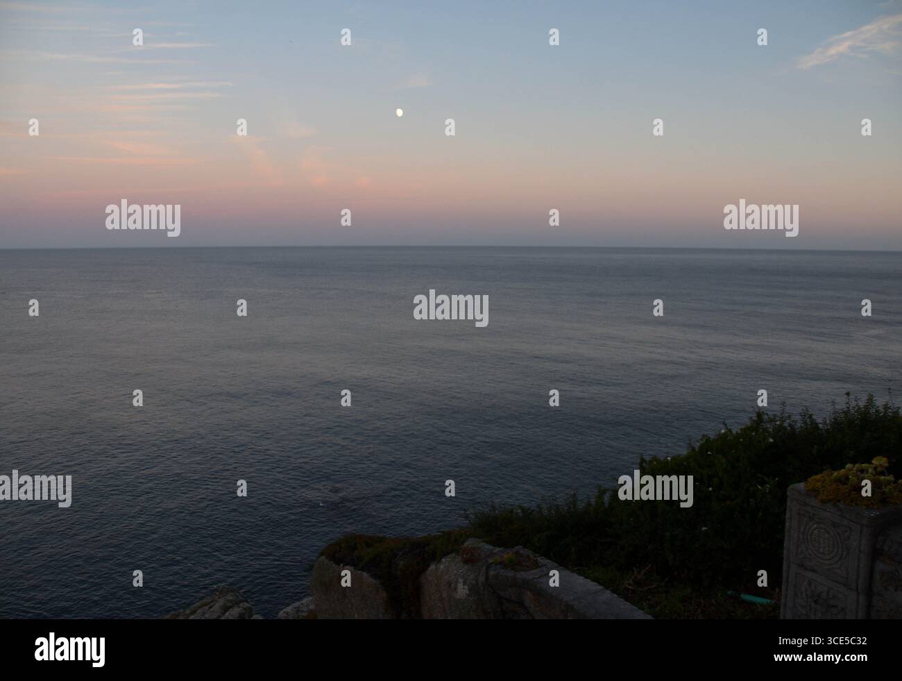 Vue du coucher de soleil avec la Lune depuis le théâtre Minack Banque D'Images
