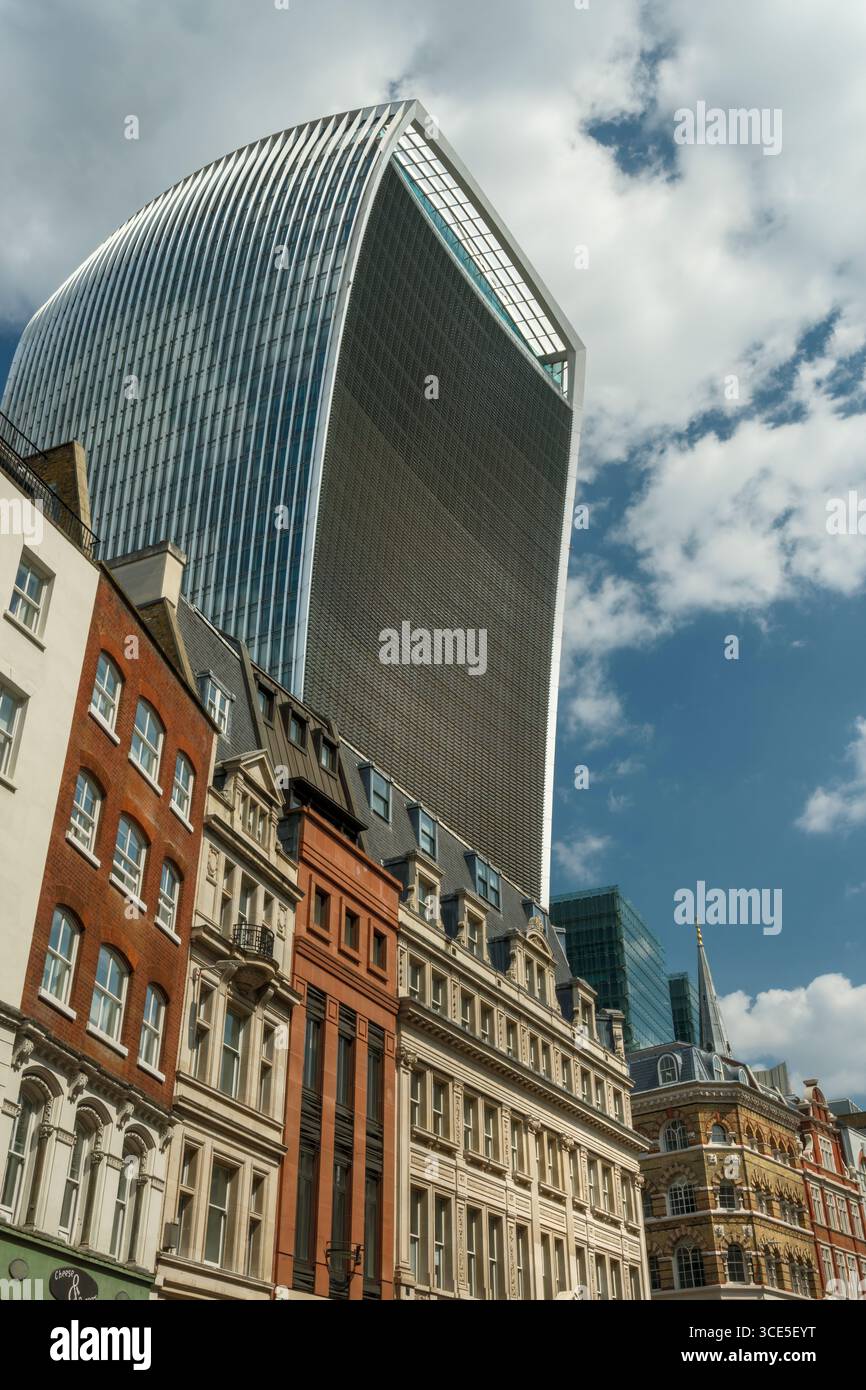 Londres, Angleterre - le bâtiment 'Walkie Talkie' est le surnom du 20 Fenchurch Street, un gratte-ciel de la City de Londres, connu pour son caractère distinctif, Banque D'Images